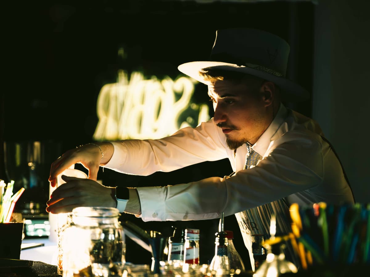 Bartender tamu menyiapkan koktail